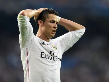 Cristiano Ronaldo seperti tak percaya Real Madrid tersingkir di Semi Final Liga Champions, Santiago Bernabeu, Spanyol, Kamis (14/5/2015). Madrid kalah oleh Juventus dengan agregat  3-2. (AFP Photo/Gerard Julien)
