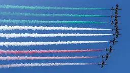 Aksi tim aerobatik Frecce Tricolori terbang mengeluarkan asap berwarna bendera Italia selama parade militer ulang tahun Hari Republik Italia ke-72 di Roma, Sabtu (2/6). (AP Photo/Claudio Peri)