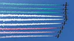 Aksi tim aerobatik Frecce Tricolori terbang mengeluarkan asap berwarna bendera Italia selama parade militer ulang tahun Hari Republik Italia ke-72 di Roma, Sabtu (2/6). (AP Photo/Claudio Peri)
