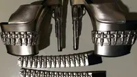Ini bentuk sepatu unik yang terbuat dari besi dengan desain menyerupai pistol dan peluru