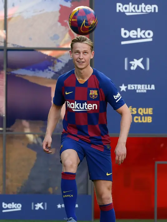 Gelandang baru Barcelona, Frenkie de Jong berusaha mengontrol bola saat pengenalan dirinya di stadion Camp Nou, Spanyol (5/7/2019). Barcelona memboyong Frenkie de Jong dari Ajax Amsterdam seharga 75 juta euro (Rp1,19 triliun). (AFP Photo/Lluis Gene)