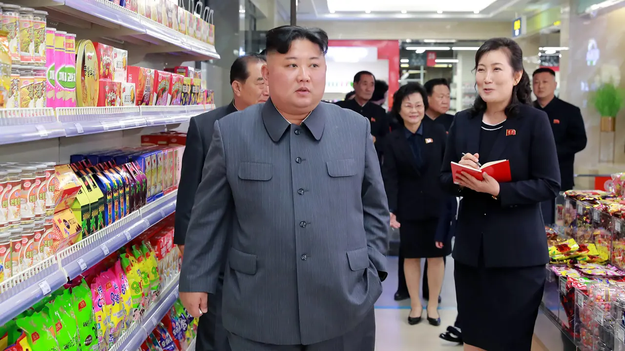 Kim Jong-un Saat Kunjungi Pusat Perbelanjaan di Taesong