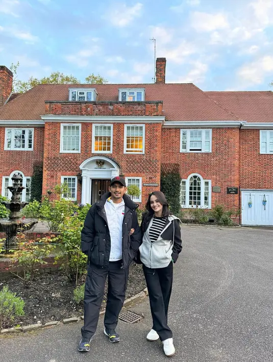 Ririn Ekawati juga terlihat turut ke London untuk memberi dukungan kepada Ibnu Jamil yang mengikuti London Marathon. Di sini keduanya berpose couple yang manis mengenakan outfit musim dingin bernuansa kehitaman. [Foto: Instagram/ririnekawati]