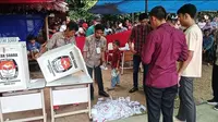 Kotak suara yang berisi kertas pemilihan Kepala Desa (Kades), di TPS 7, Desa Pasirnangka, Kecamatan Tigaraksa, Kabupaten Tangerang, mengeluarkan asap. (Liputan6.com/Pramita Tristiawati)