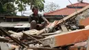 Seorang pria termangu diantara reruntuhan kios pedagang Terminal Depok, Jawa Barat, yang dibongkar, (8/10/2014). 150 bangunan kios dan 80 lapak PKL ditertibkan guna pembangunan terminal terpadu kota Depok, Jawa Barat. (Liputan6.com/Helmi Fith
