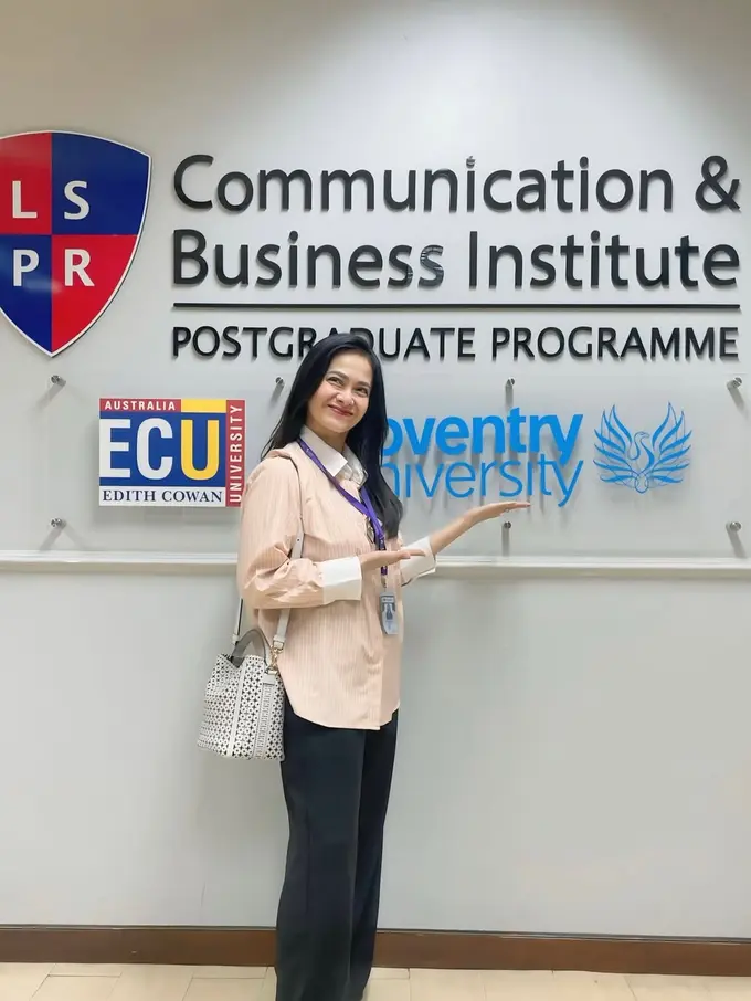 Potret Ersa Mayori Kuliah S2 di Usia 42 Tahun, Tampil dengan Gaya Fashionable