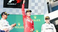 Duo Mercedes, Lewis Hamilton (kiri) dan Valtteri Bottas (kanan), harus mengakui keunggulan pebalap Ferrari, Sebastian Vettel, pada F1 GP Australia di Albert Park, Melbourne, Minggu (26/3/2017). (Bola.com/Twitter/SuperSportTV)
