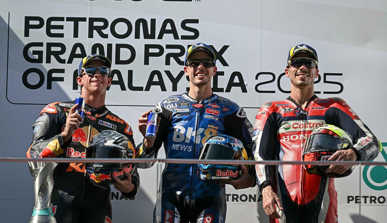Sementara itu, posisi kedua MotoGP Grand Prix Malaysia 2025 dihuni Pedro Acosta dari Red Bull KTM Factory Racing, dengan selisih waktu +2,676 detik. (Lillian SUWANRUMPHA/AFP)