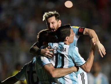 Lionel Messi mencetak satu gol plus dua assist, sekaligus membantu Argentina menang 3-0 atas Kolombia pada laga kualifikasi Piala Dunia 2018 zona CONMEBOL di Estadio San Juan del Bicentenario, Selasa (15/11/2016). (AFP/Juan Mabromata)