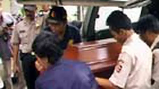 Jenazah tersangka teroris Yuli Harsono tiba di RS Polri, Kramat Jati, Jakarta Timur. Hingga kini, Yuli masih diperiksa oleh tim forensik rumah sakit. 