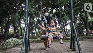 Orangtua mendampingi anaknya bermain di RPTRA Meruya Utara, Jakarta, Selasa (25/1/2022). Berdasarkan survei Studi Status Gizi Indonesia, prevalensi stunting atau gizi buruk di Indonesia saat ini mencapai 24,4 persen. (merdeka.com/Iqbal S. Nugroho)