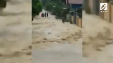 Longsor dan banjir terjadi di Kabupaten Pacitan menelan 11 orang korban jiwa.