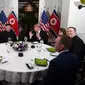 Pemimpin Korea Utara Kim Jong-un (kiri) dalam jamuan makan malam bersama Presiden AS Donald Trump (kanan) di Sofitel Legend Metropole Hanoi, 27 Februari 2019 (AFP)