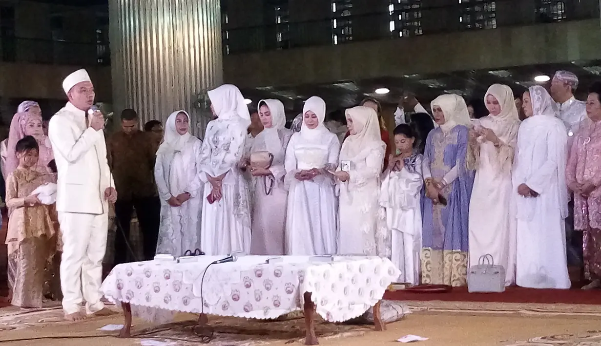 Vicky resmi mempersunting Angel Lelga di Masjid Istiqlal Jakarta Pusat Sekitar pukul 16.00 WIB. Vicky memberikan mahar pernikahan berupa surah Ar-Rahman, perhiasan dan seperangkat alat salat. (Nurwahyunan/Bintang.com)