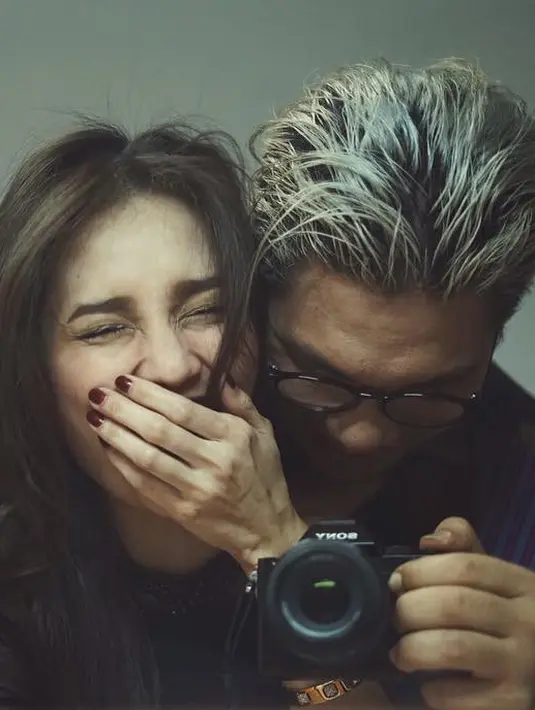 "Sederhana aja sih. Enggak mau yang gede-gede berlebihan, ala kadarnya aja," lanjutnya. (Instagram/monicaimas)