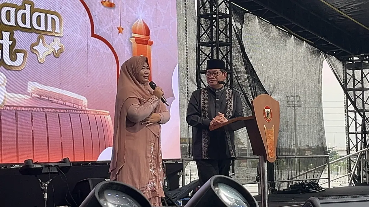 Seorang warga eks Kampung Bayam curhat di depan Gubernur Jakarta Pramono Anung.