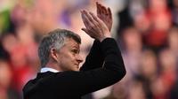 Pelatih Manchester United, Ole Gunnar Solskjaer, menyapa suporter usai melawan Cardiff pada laga Liga Inggris di Stadion Old Trafford, Manchester, Minggu (12/5). MU kalah 0-2 dari Cardiff. (AFP/Oli Scarff)