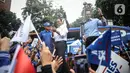 Ketua Umum Partai Demokrat Agus Harimurti Yudhoyono atau AHY (kanan) menyambut kedatangan Anies Baswedan (tengah) saat tiba di Kantor DPP Partai Demokrat, Jakarta, Kamis (2/3/2023). Kunjungan Anies Baswedan untuk memperkenalkan dirinya kepada Majelis Tinggi Partai. (Liputan6.com/Faizal Fanani)