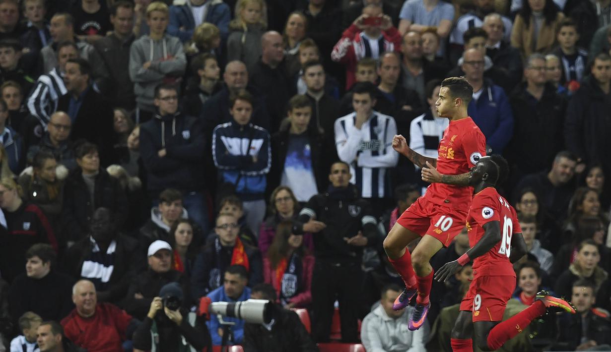 Gelandang Liverpool, Philippe Coutinho, merayakan gol yang dicetaknya ke gawang West Bromwich pada laga Premier League di Stadion Anfield, Liverpool, Sabtu (22/10/2016). Sepanjang karier di Liverpool, Coutinho mencetak 54 gol. (AFP/Paul Ellis)