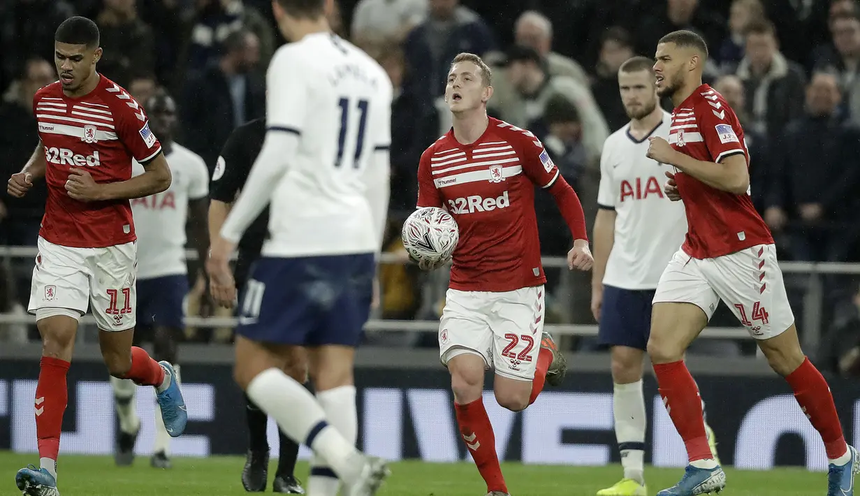Pemain Middlesbrough FC George Saville (tengah) berlari sambil membawa bola usai mencetak gol ke gawang Tottenham Hotspur pada pertandingan Piala FA di Tottenham Hotspur Stadium, London, Selasa (14/1/2020). Tottenham menang 2-1 dan lolos ke babak 32 besar.(AP Photo/Matt Dunham)
