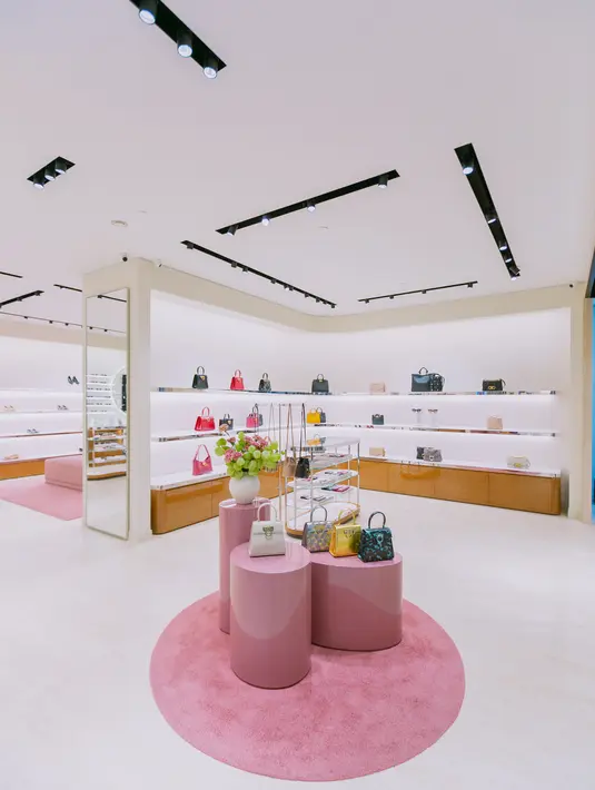 kita akan disuguhkan dengan beberapa koleksi tas wanita yang dapat mencuri perhatian. Iconic Top Handle dengan logo Gancini emas merupakan small top handle ikonik rilisan ulang dari salah satu gaya paling terkenal dari merek Ferragamo yang mewujudkan esensi feminitas modern. /Foto dok. Ferragamo.