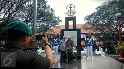 Sejumlah aparat dan mantan penjabat berpose usai menaburkan bunga di TMP Taruna, Kota Tangerang, Minggu (28/2/2016). Penaburan bunga sebagai bagian dari acara HUT Kota Tangerang ke-23. (Liputan6.com/Faisal R Syam)