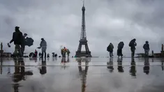 Pengunjung berjalan di Esplanade du Trocadero dengan latar belakang Menara Eiffel, yang ditutup untuk umum pada hari keempat pemogokan stafnya, di Paris pada 22 Februari 2024. (Dimitar DILKOFF/AFP)