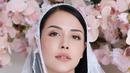Baru-baru ini dirinya juga terlihat mengunggah foto memakai busana berwarna putih lengkap dengan sebuah veil. Diduga jika foto tersebut diambil saat dirinya menggelar pengajian jelang pernikahan. (Liputan6.com/IG/@estelleelinden)