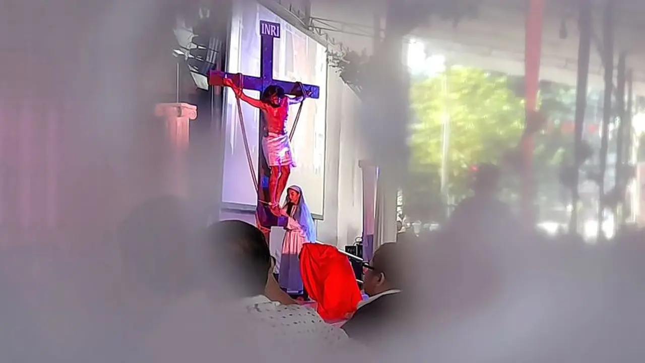 Pertunjukan Jalan Salib Kreatif dengan judul "Lux in Nihilo" ditampilkan oleh Orang Muda Katolik (OMK) di Gereja Katedral Jakarta untuk memperingati Paskah pada Jumat (3/4/2026)