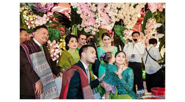 6 Potret Jessica Mila gelar syukuran baptisan Kyarra, gayanya elegan berkebaya hijau