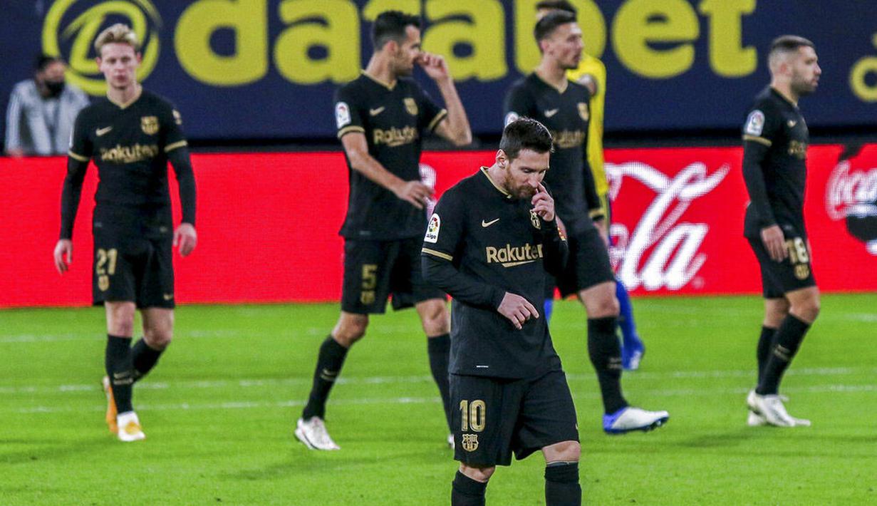Striker Barcelona, Lionel Messi, tertunduk lesu usai ditaklukkan Cadiz pada laga Liga Spanyol di Stadion Ramon Carranza, Minggu (6/12/2020). Barcelona takluk dengan skor 1-2. (AP/Alvaro Rivero)