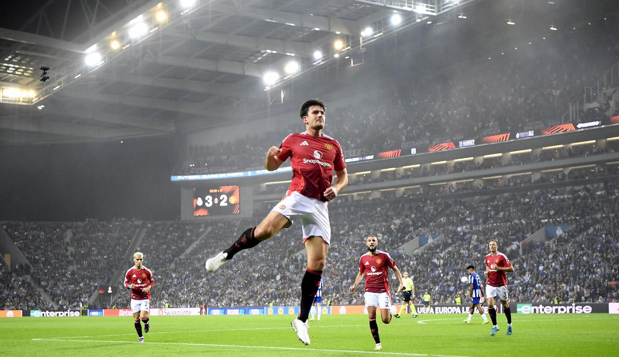 Harry Maguire sukses menjadi penyelamat Manchester United di markas FC Porto. Turun sebagai pemain pengganti, mantan kapten Setan Merah ini mencetak gol yang menghindarkan MU dari kekalahan. (AFP/Miguel Riopa)