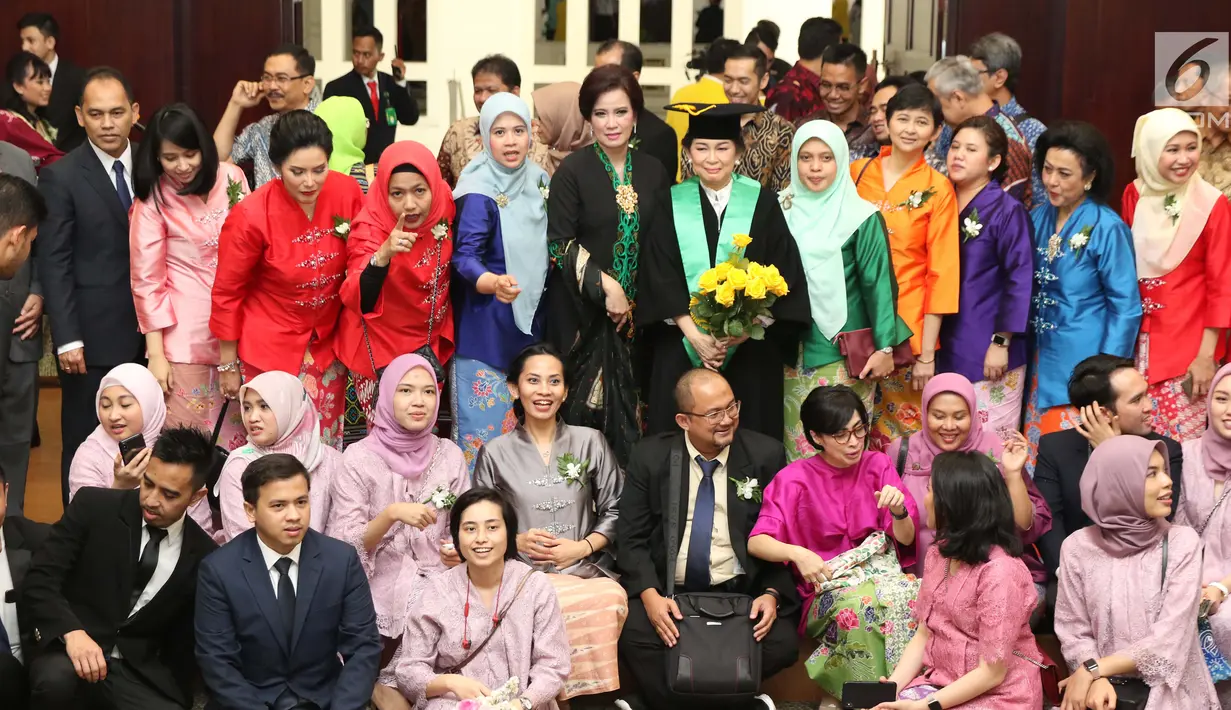 Prof. DR. dr. Ratna Sitompul Sp.M(K) (tengah) berfoto bersama koleganya usai dikukuhkan sebagai Guru Besar Tetap Fakultas Kedokteran Universitas Indonesia di Aula IMERI Fakultas Kedokteran UI, Jakarta, Sabtu (12/1). (Liputan6.com/Helmi Fithriansyah)