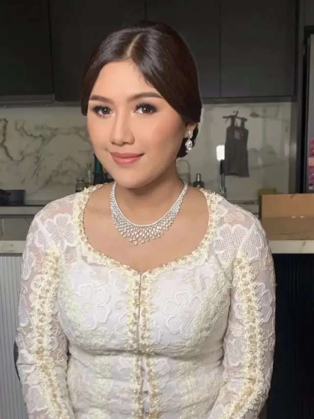 Erina Gudono Kenakan Kebaya Putih saat Kondangan. [@vivithalib]