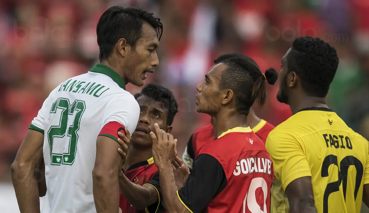 Kapten Timnas Indonesia, Hansamu Yama, berdebat dengan pemain Timor Leste pada laga SEA Games di Stadion MPS, Selangor, Minggu (20/8/2017). Indonesia menang 1-0 atas Timor Leste. (Bola.com/Vitalis Yogi Trisna)