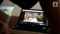 Menhub Budi Karya Sumadi memberikan keterangan melalui live streaming setelah Rapat Terbatas yang dipimpin Presiden Joko Widodo di Jakarta, Senin (27/4/2020). Budi Karya yang sudah sembuh dan dinyatakan negatif dari covid-19 sedang menjalani isolasi mandiri di rumahnya. (merdeka.com/Dwi Narwoko)