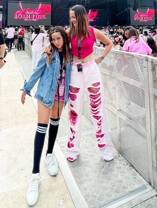 Saat nonton konser Blackpink, keduanya tampil edge. Mikha mengenakan outer jaket denim dipadukan tanktop hitam dan short pants pink dengan kaos kaki hitam panjang [@ramadhaniabakrie]