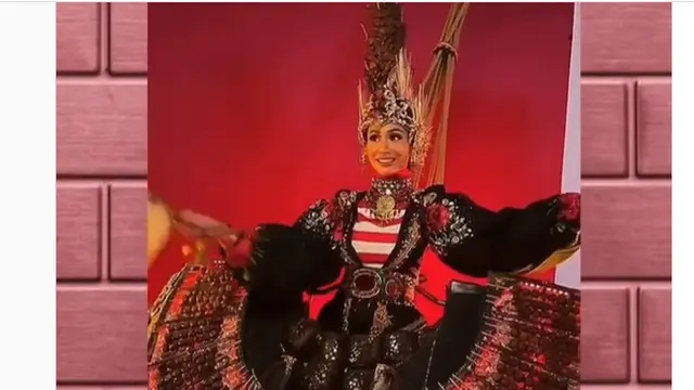 Kostum satai rancangan tim Jember Fashion Carnaval. (dok. Instagram @jemberfashioncarnaval/https://www.instagram.com/p/CLgOJGCnWsZ/Dinny Mutiah)