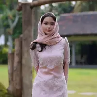 Tak berbeda jauh dari Ashanty dan Arsy, Sarah juga mengenakan kerudung di momen tersebut.