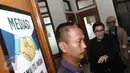 Aktor sekaligus komedian, Aming Supriatna Sugandhi didampingi kuasa hukumnya menghadiri sidang perdana perceraiannya di Pengadilan Agama Jakarta Selatan, Kamis (23/3). (Liputan6.com/Herman Zakharia)