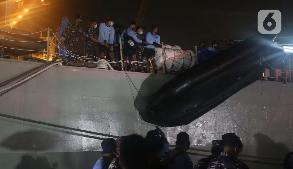 Prajurit Kopaska TNI AL menaikkan perahu karet ke atas kapal saat melakukan persiapan evakuasi pesawat Sriwijaya Air SJ 182 yang jatuh di perairan Kepulauan Seribu di Dermaga JICT 2, Jakarta, Sabtu (9/1/2021). Sriwijaya Air SJ 182 membawa 62 penumpang dan kru. (Liputan6.com/Helmi Fithriansyah)