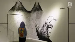 Pengunjung melihat karya yang dipajang dalam pameran bersama bertajuk 'Mutual Unknown' di Galeri Nasional, Jakarta, Sabtu (3/6). Pameran yang menyajikan konsep 'studio terbuka' ini berlangsung hingga 17 Juni 2017. (Liputan6.com/Immanuel Antonius)