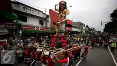 Ogoh ogoh di arak di jalan Malioboro, Yogyakarta, Selasa (8/3/2016). Menjelang Nyepi, Ogoh-ogoh akan di bakar pada upacara pangrupukan. (Liputan6.com/Boy Harjanto)