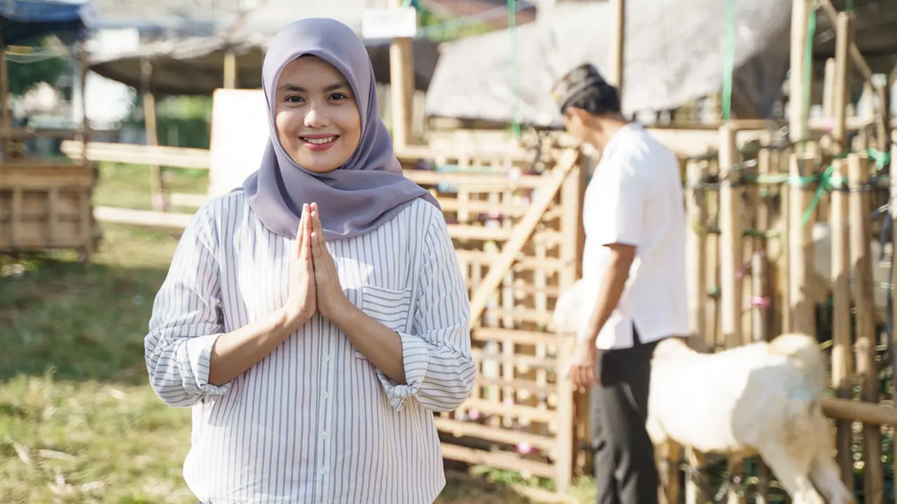 perempuan beli kambing idul adha