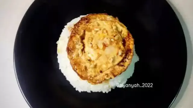 Resep nasi telur ceplok bawang putih. (dok. Cookpad @Mama_Diinar99)