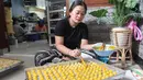 Pekerja memproduksi berbagai jenis kue kering di Botisha Cookes Kampung Nastar, Larangan, Tangerang, Banten, Kamis 12 Maret 2026. (merdeka.com/Arie Basuki)