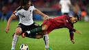 Striker Portugal, Cristiano Ronaldo, terjatuh saat berebut bola dengan pemain Austria, Julian Baumgartlinger, pada laga kedua Grup F Piala Eropa 2016 di Parc des Princes, Minggu (19/6/2016) dini hari WIB. (AFP/Martin Bureau)