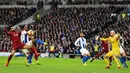 Gelandang Liverpool, Mohamed Salah, berebut bola dengan bek Brighton, Gaetan Bong, pada laga Premier League di Stadion Vitality, Brighton, Sabtu (12/1). Brighton kalah 0-1 dari Liverpool. (AFP/Glyn Kirk)