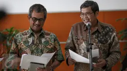Pansel calon komisioner Ombudsman RI, Agus Pambagyo dan Agus Dwiyanto (kanan) memberikan keterangan di Gedung Sekretariat Negara, Jakarta, Rabu (16/9). Sebanyak 72 orang lolos seleksi tes obyektif dan pembuatan makalah. (Liputan6.com/Faizal Fanani)