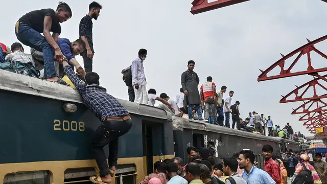Penumpang Kereta di Bangladesh Saat Mudik Idul Adha